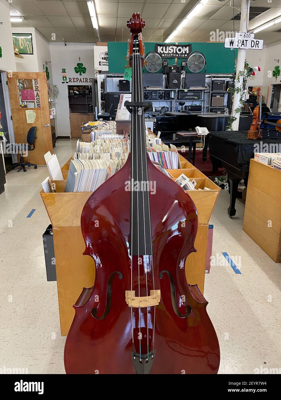 Beautiful violins hi-res stock photography and images - Alamy