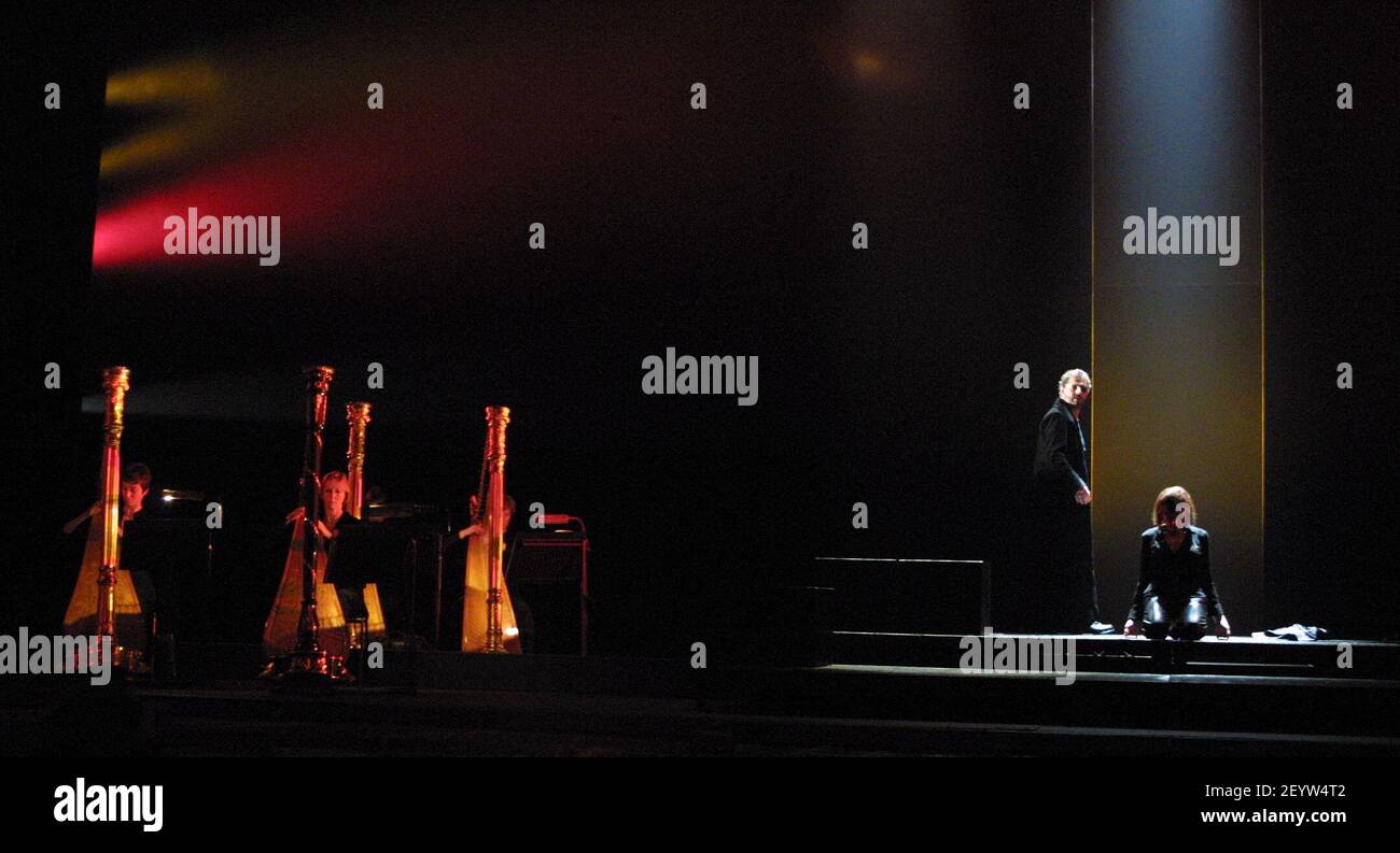 Robert Hayward (Wotan), Kathleen Broderick (Brunnhilde) with onstage ...