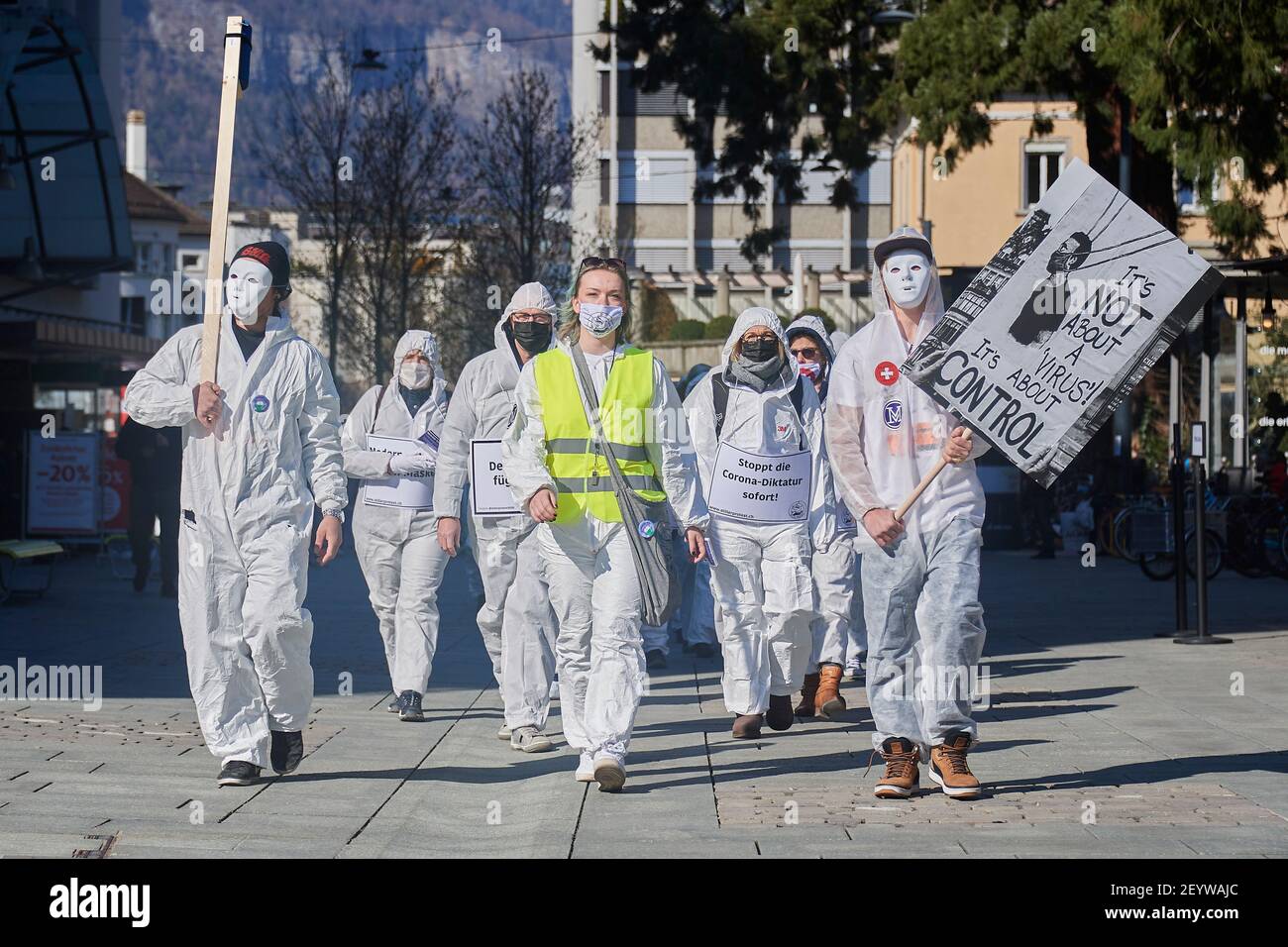 Chur, Schweiz. 6. März. Die Spitze des Demonstrationszuges gegen Corona Massnahmen in Chur. Stock Photo