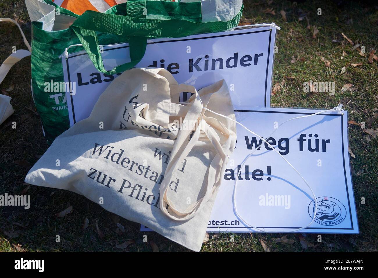 Chur, Schweiz. 6. März. Transparente und Taschen während der Demonstration  gegen Corona Massnahmen in Chur Stock Photo - Alamy