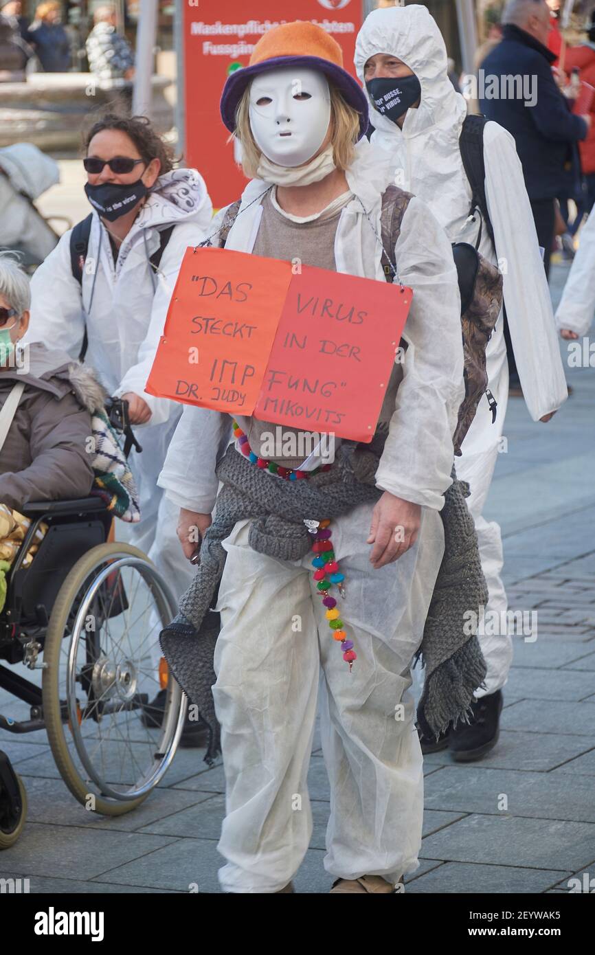 Chur, Schweiz. 6. März. Teilnehmer mit Transparent Das Virus steckt in der Impfung während der Demonstration gegen Corona Massnahmen in Chur. Stock Photo