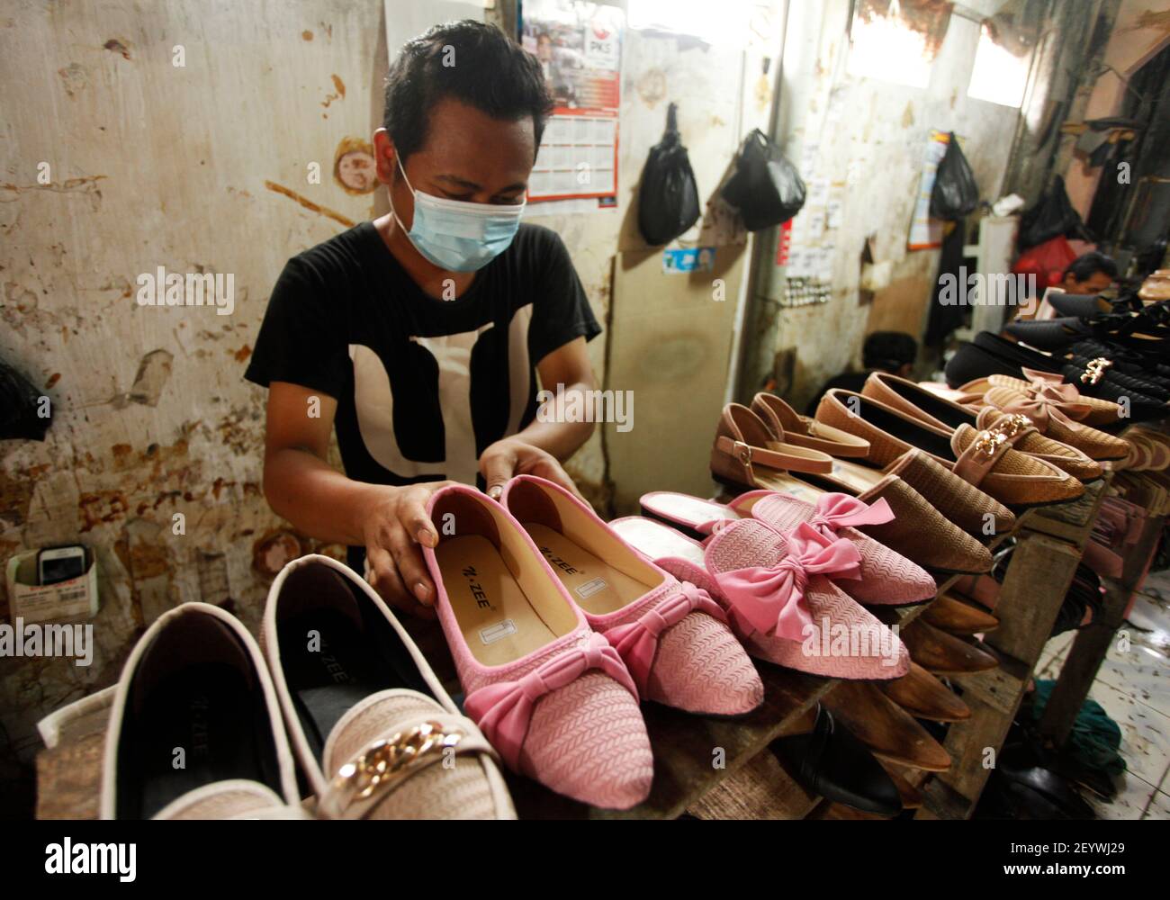 Wholesale shoes sold shop by the case