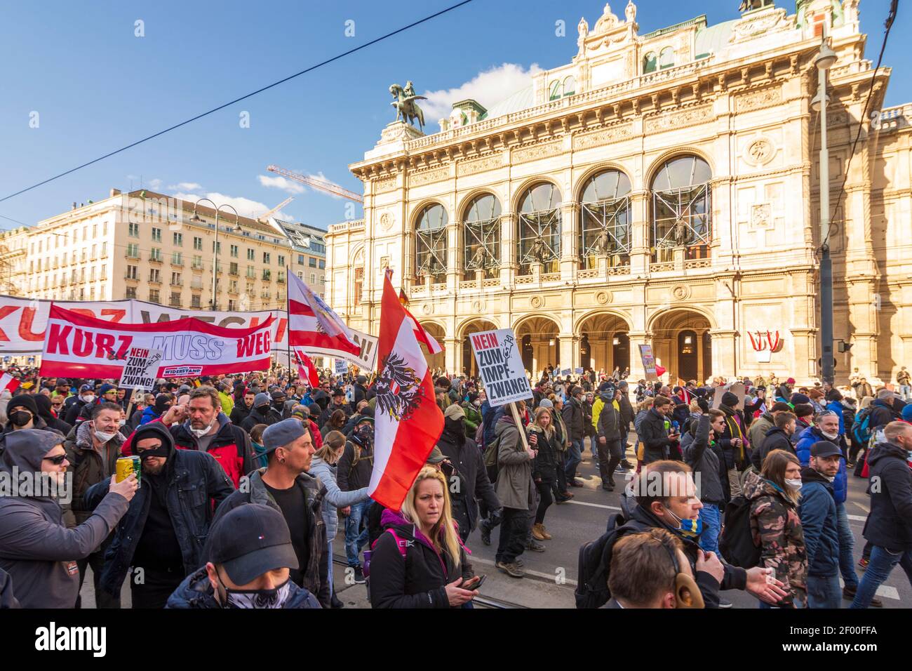 Wien, Vienna: Corona protest demonstration in front of opera Staatsoper, opponents of the corona measures march, banner 'Kurz muss weg' in 01. Old Tow Stock Photo