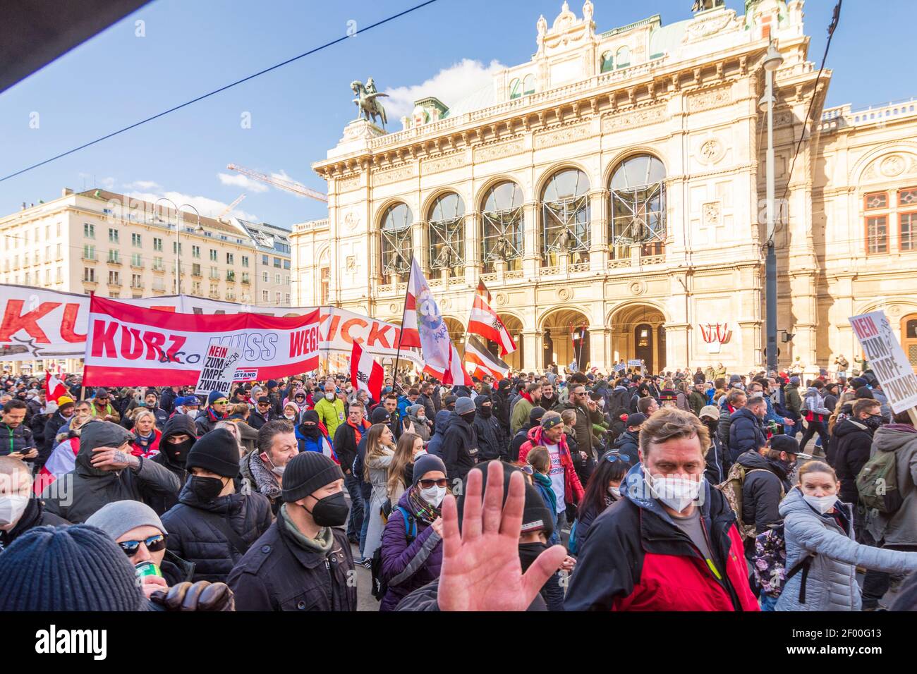 Wien, Vienna: Corona protest demonstration in front of opera Staatsoper, opponents of the corona measures march, banner 'Kurz muss weg' in 01. Old Tow Stock Photo