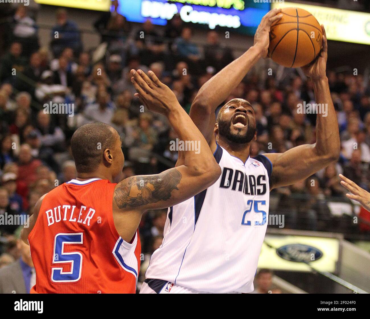 Dallas Mavericks shooting guard Vince Carter (25) grabs a rebound