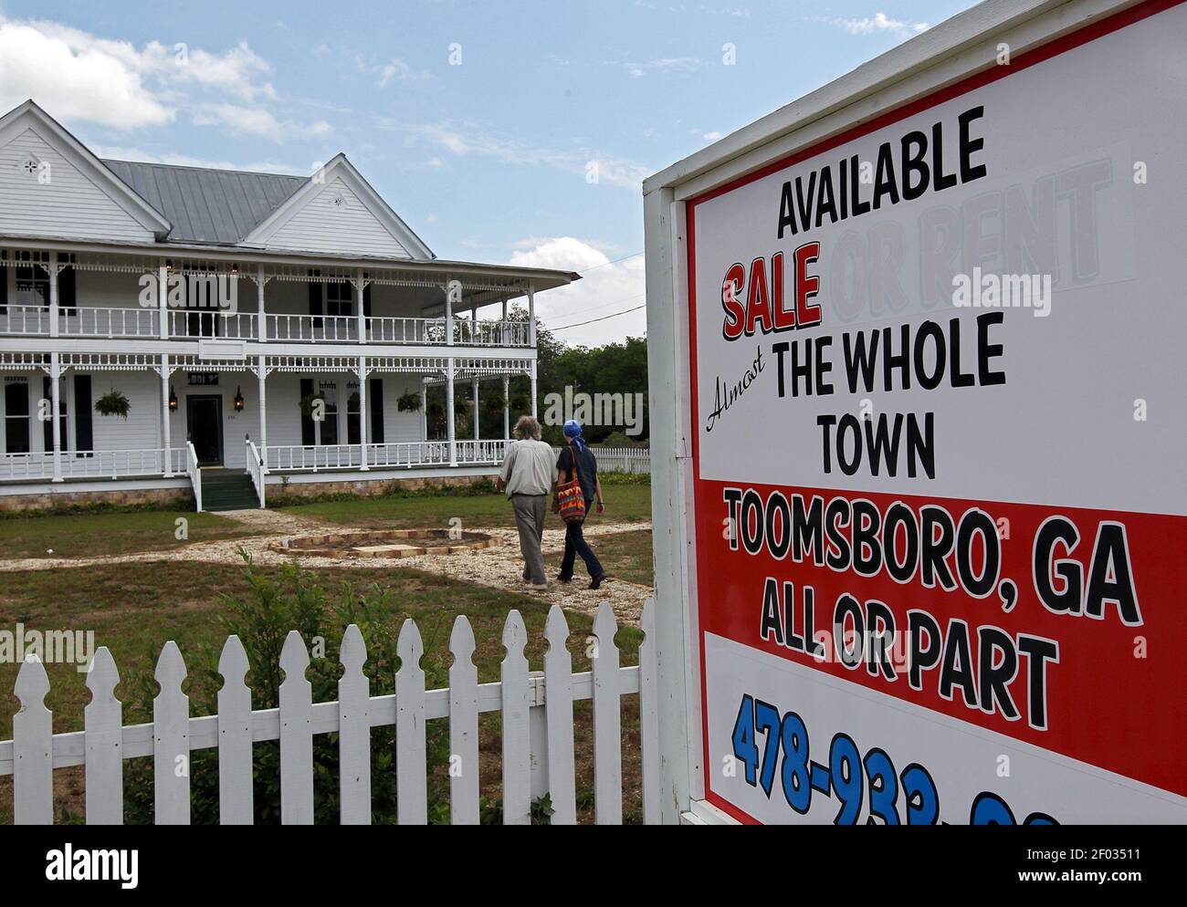 Bill Lucado Jr. and Debbie Gadd walk up to the Willett Hotel in