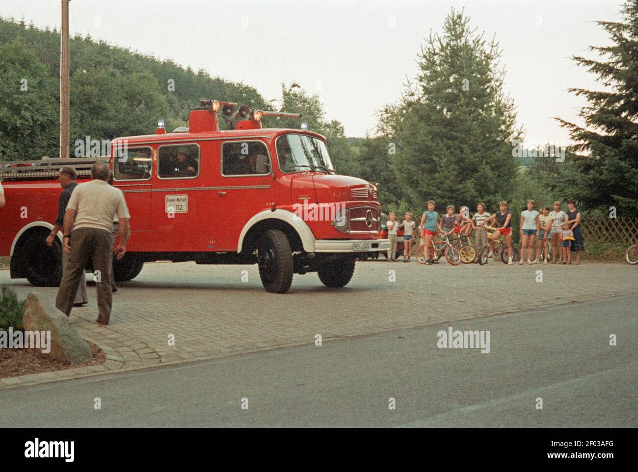 village youngsters watching a fire engine leave, August 14, 1985, Wenholthausen, Eslohe, Sauerland, North Rhine-Westphalia, Germany Stock Photo