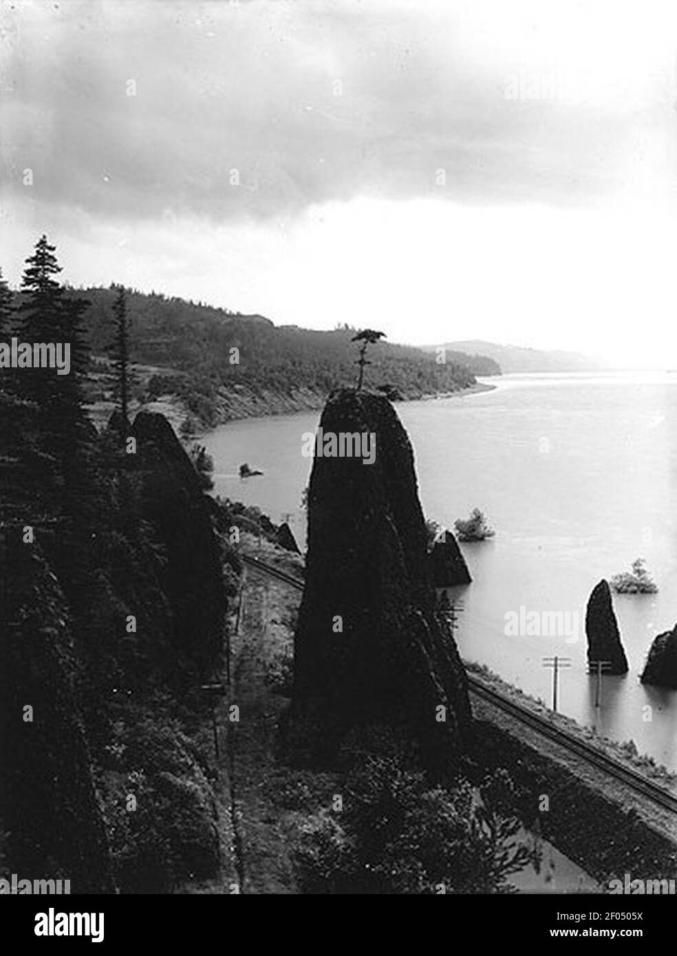 Pillars of Hercules, Columbia River, Oregon ca 1913 (BAR 212 Stock