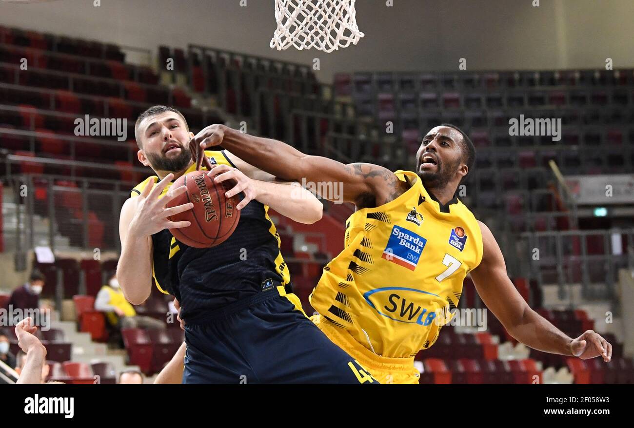 Ludwigsburg, Germany. 06th Mar, 2021. Basketball: Bundesliga, MHP Riesen  Ludwigsburg - EWE Baskets Oldenburg, Main Round, Matchday 22: Ludwigsburg's  James McLean (R) plays against Oldenburg's Nathan Boothe. Credit: Thomas  Kienzle/dpa/Alamy Live News