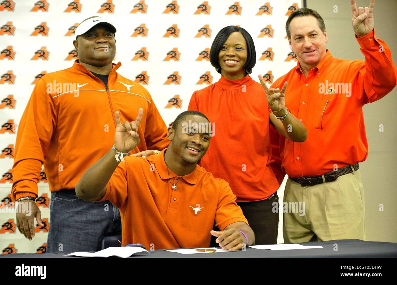 Aledo running back Johnathan Gray, center, signs his national letter of  intent to the University of Texas, Wednesday, February 1, 2012, at Aledo  High School in Aledo, Texas. (Photo by Max Faulkner/Fort