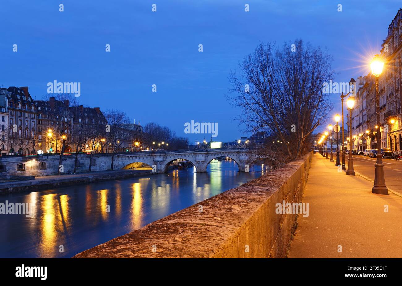 CItyscape of downtown with Pont Neuf Bridge and River Seine, Paris ...