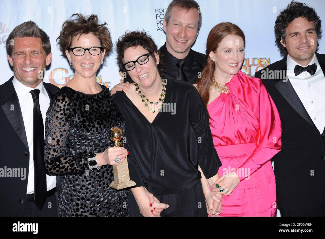 Bening, Julianne Moore, Mark Ruffalo and cast of The Kids are(01)