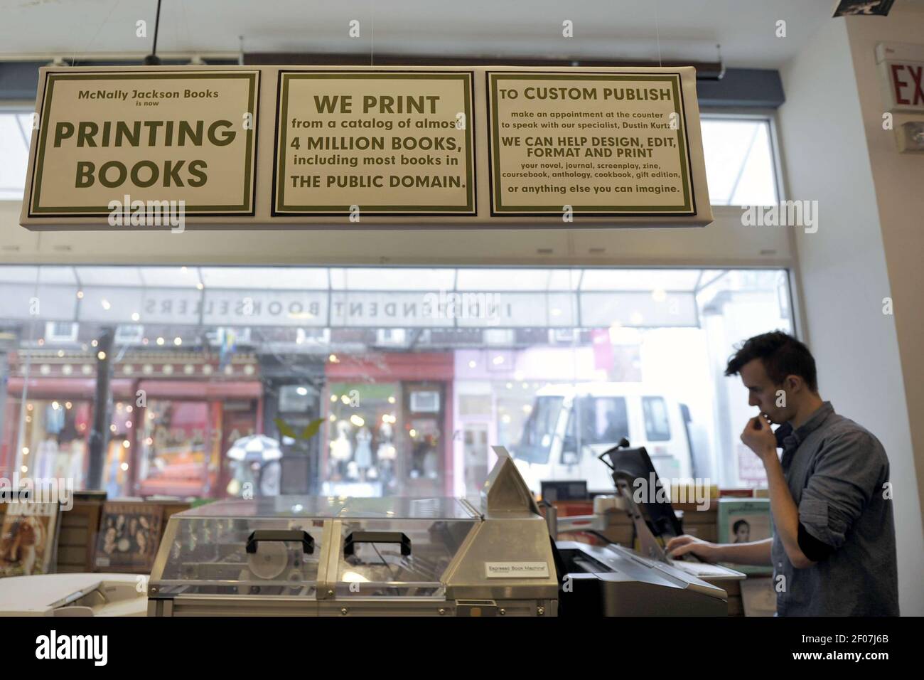 23 March 2011 New York, NY Dustin Kurtz, SelfPublishing Manager