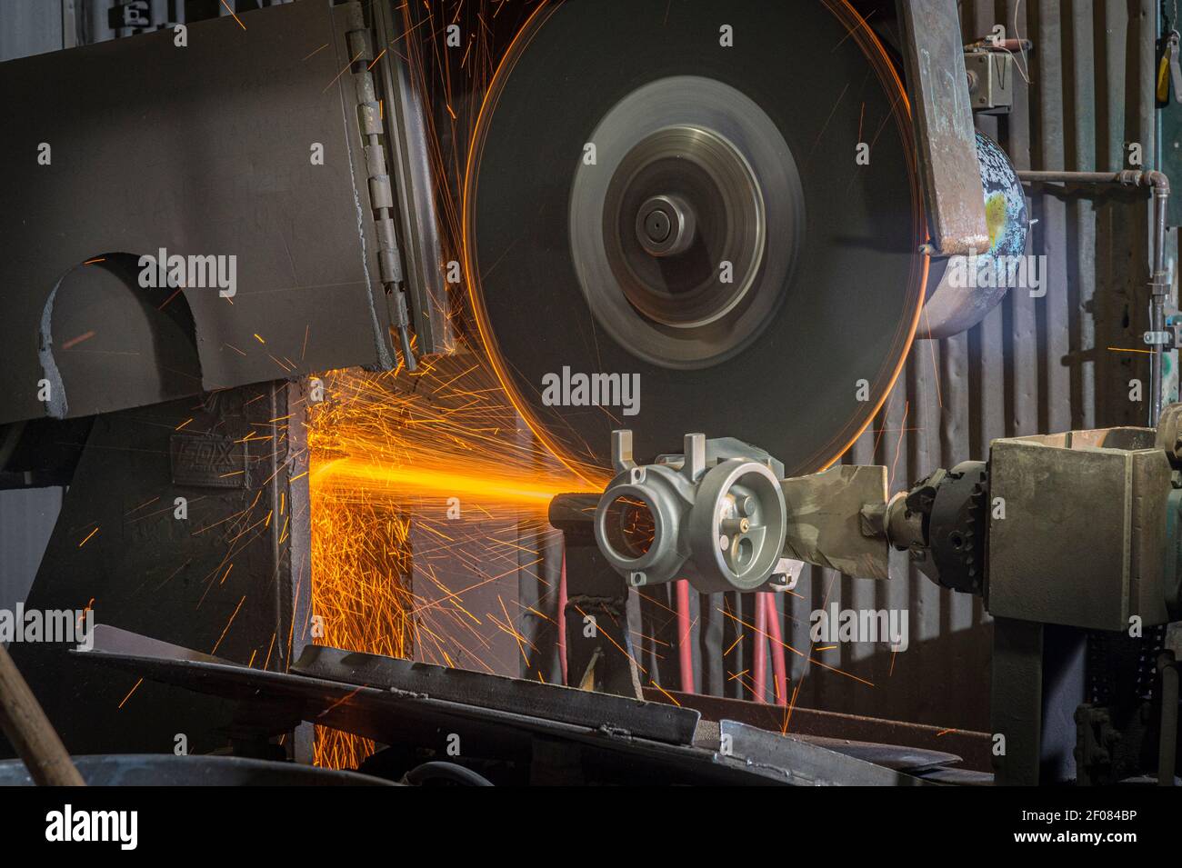 Through and through sawing hires stock photography and images Alamy