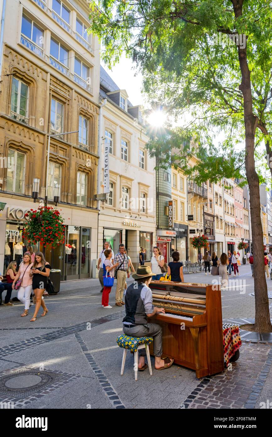 Luxembourg, SEP 10, 2016 - Street artist playing piano Stock Photo - Alamy