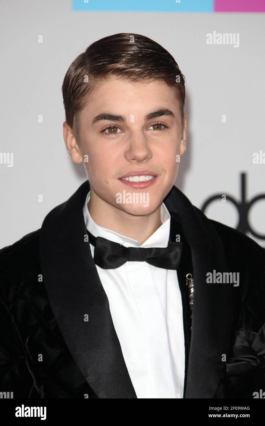 20 November 2011 - Los Angeles, CA - Justin Bieber arrives to the 2011