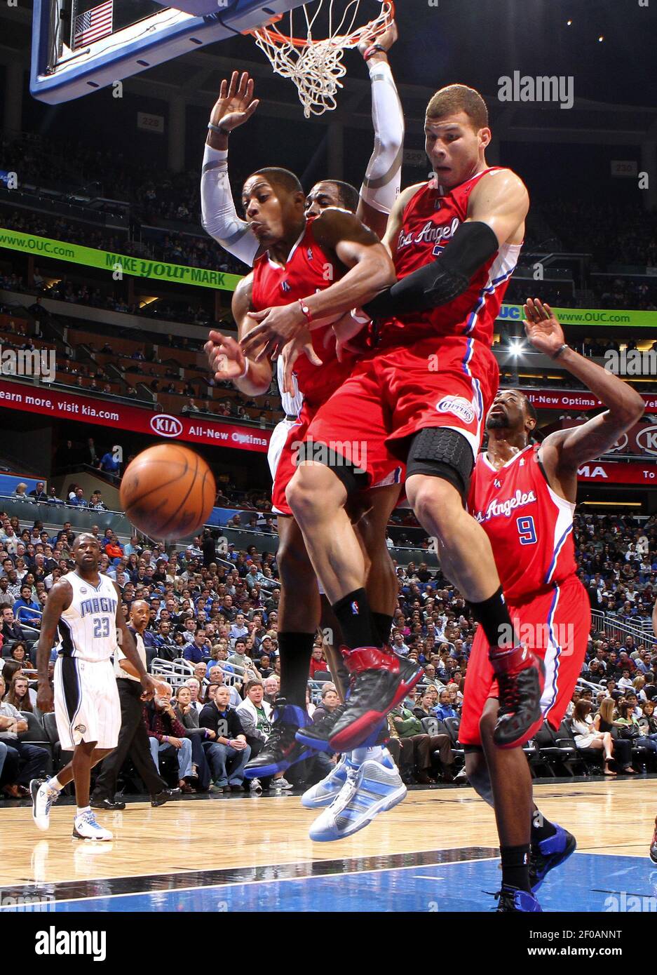 Los Angeles Blake Griffin (32) and Randy Foye (4) box out Orlando center Dwight  Howard (12) fighting for a rebound during the Magic's 101-85 victory over  the Clippers in an NBA basketball, image size:937x1390