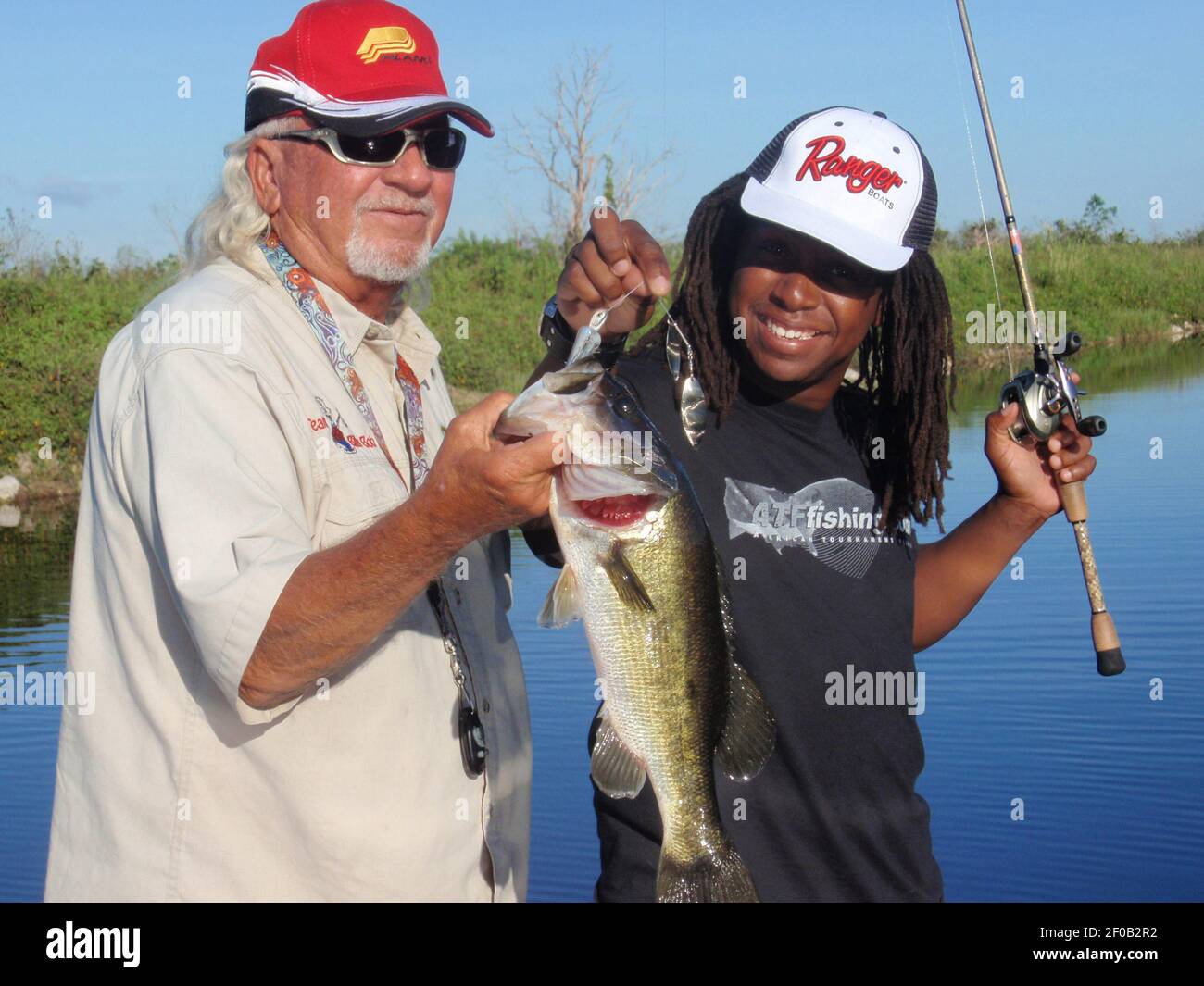 https://c8.alamy.com/comp/2F0B2R2/broward-florida-bass-fishermen-billy-bob-crosno-left-and-anthony-hunt-hold-up-an-estimated-two-pound-bass-that-hunt-caught-using-a-new-spinnerbait-hunt-eventually-caught-a-much-larger-fish-on-the-same-bait-photo-by-sue-cockingmiami-heraldmctsipa-usa-2F0B2R2.jpg