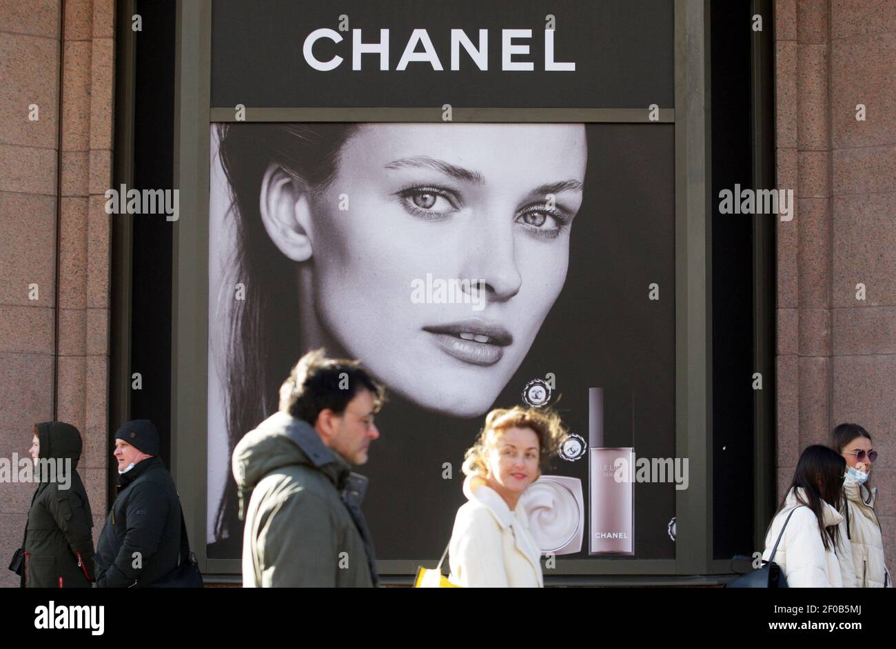 People walk past Chanel advertising that is seen in a shop window in Kiev, Ukraine. (Photo by Pavlo Gonchar / SOPA Images/Sipa USA) Stock Photo