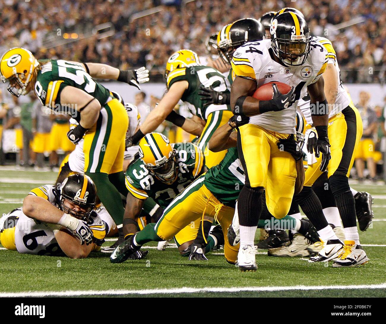 pittsburgh-steelers-running-back-rashard-mendenhall-34-drives-toward