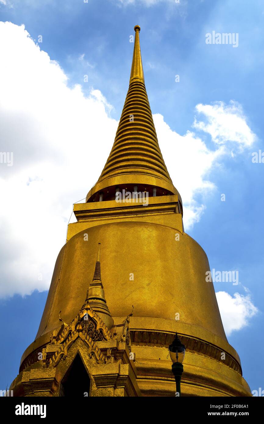 Thailand bangkok rain temple abstract cross colors street lamp Stock ...