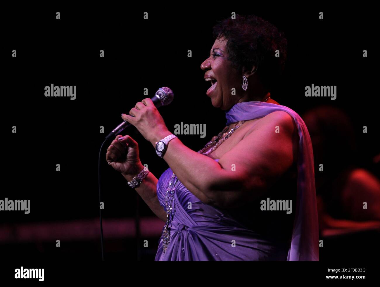 Aretha Franklin performs at the Chicago Theatre on State Street in ...