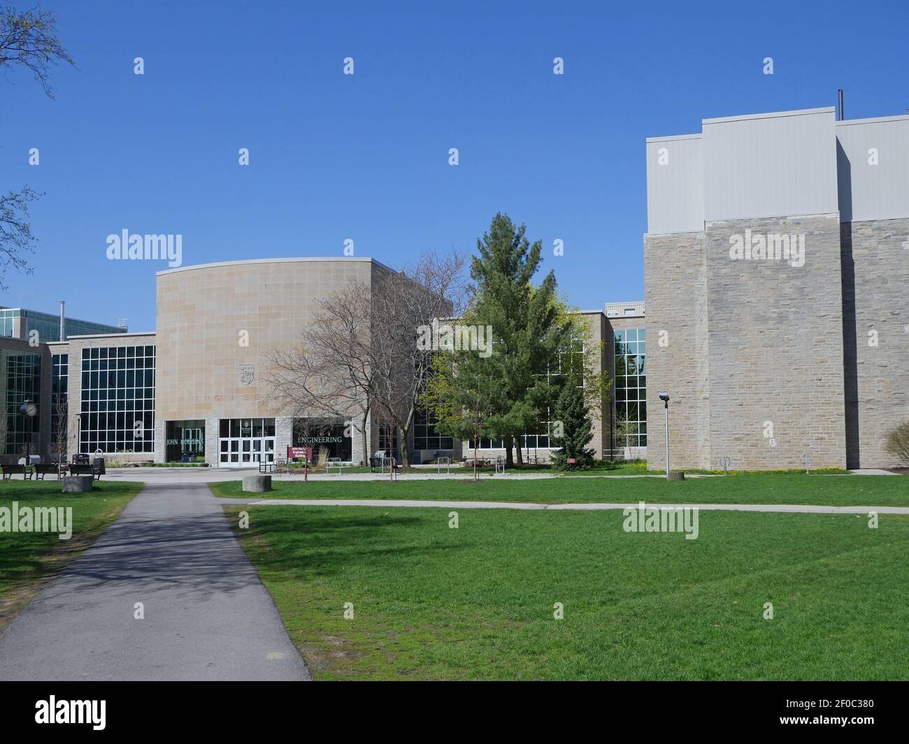 Vermoorden vorst groep Hamilton, Ontario, Canada - May 5, 2019: The campus of McMaster University,  with the modern engineering building Stock Photo - Alamy