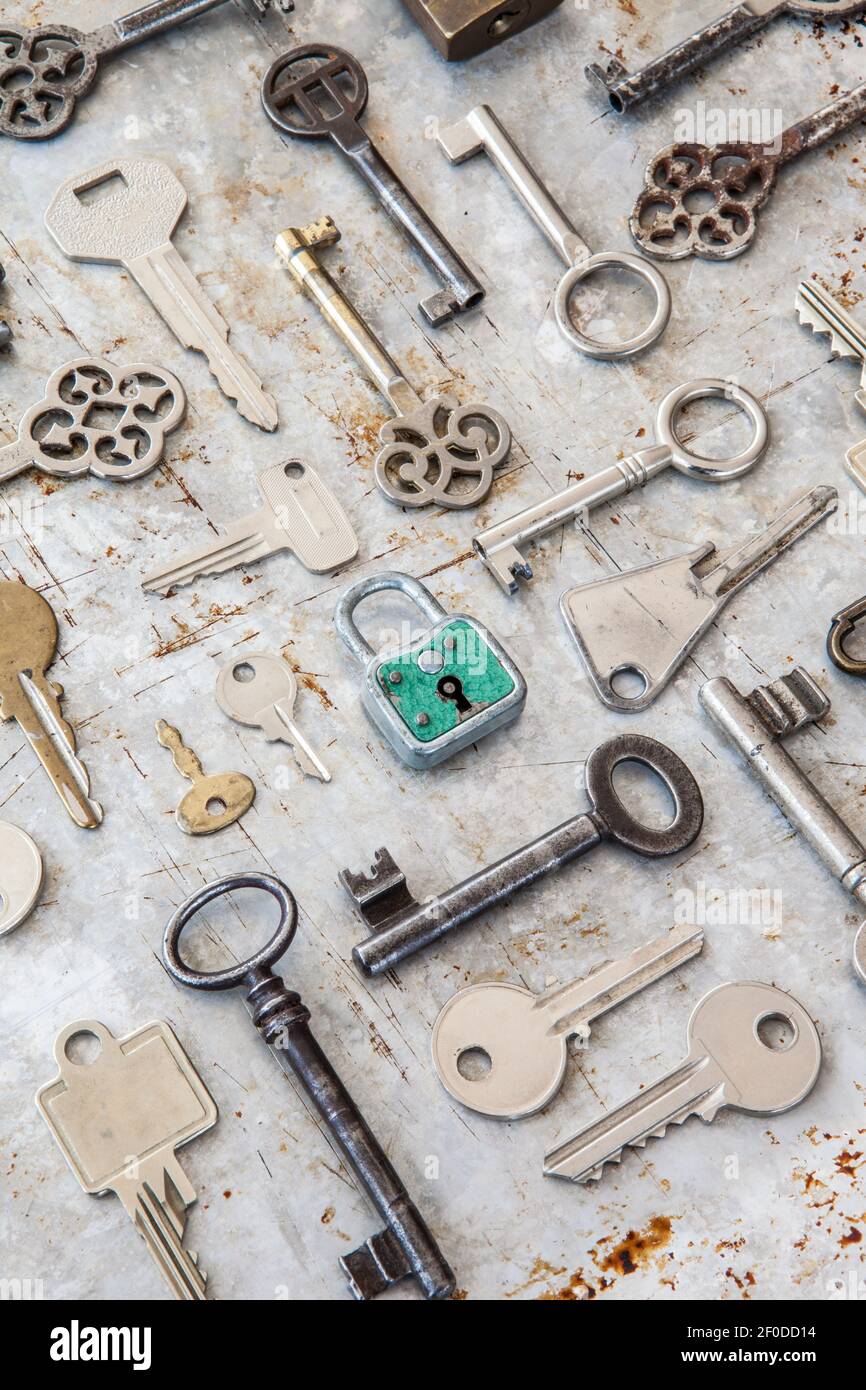 Rusty Key Module Various keys on rusty background Stock Photo - Alamy