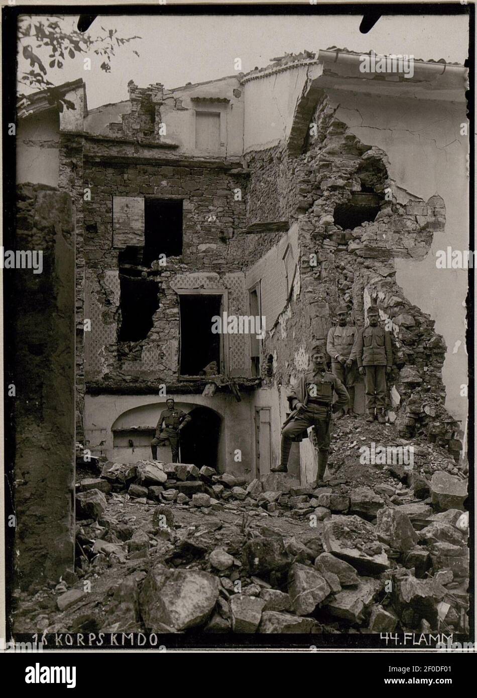 Podgora bei Görz, durch Schuss eingestürzte Häuser Stock Photo