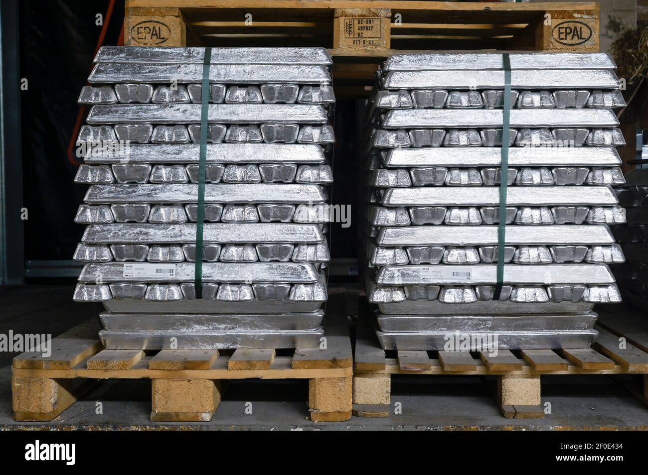 GERMANY, Hamburg, small metal foundry, stacked aluminium bars / DEUTSCHLAND, Gießerei, Aluminium Barren im Lager Stock Photo