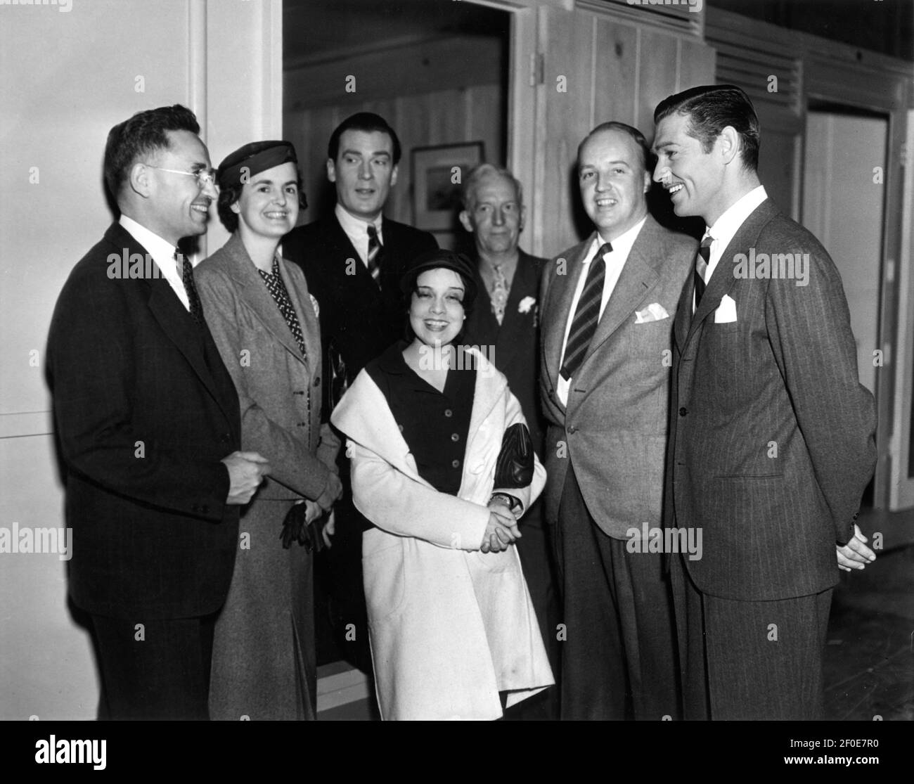 WALTER PIDGEON and CLARK GABLE with Unidentified Studio Set Visitors during filming of TOO HOT TO HANDLE 1938 director JACK CONWAY based on a story by Len Hammond screenplay Laurence Stallings and John Lee Mahin wardrobe Dolly Tree music Franz Waxman producer Lawrence Weingarten Metro Goldwyn Mayer Stock Photo