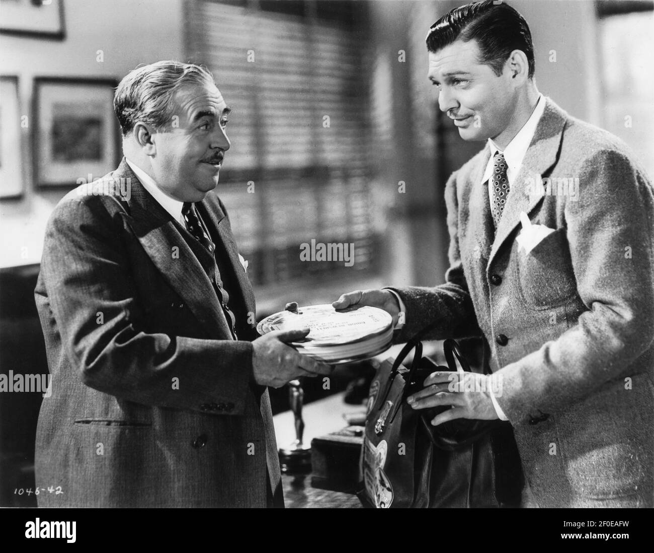 WALTER CONNOLLY and CLARK GABLE in TOO HOT TO HANDLE 1938 director JACK CONWAY based on a story by Len Hammond screenplay Laurence Stallings and John Lee Mahin wardrobe Dolly Tree music Franz Waxman producer Lawrence Weingarten Metro Goldwyn Mayer Stock Photo