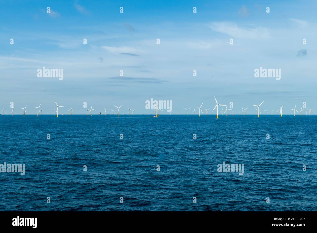 Offshore Windpark mit Windrädern in der Nordsee, Atlantik Stock Photo