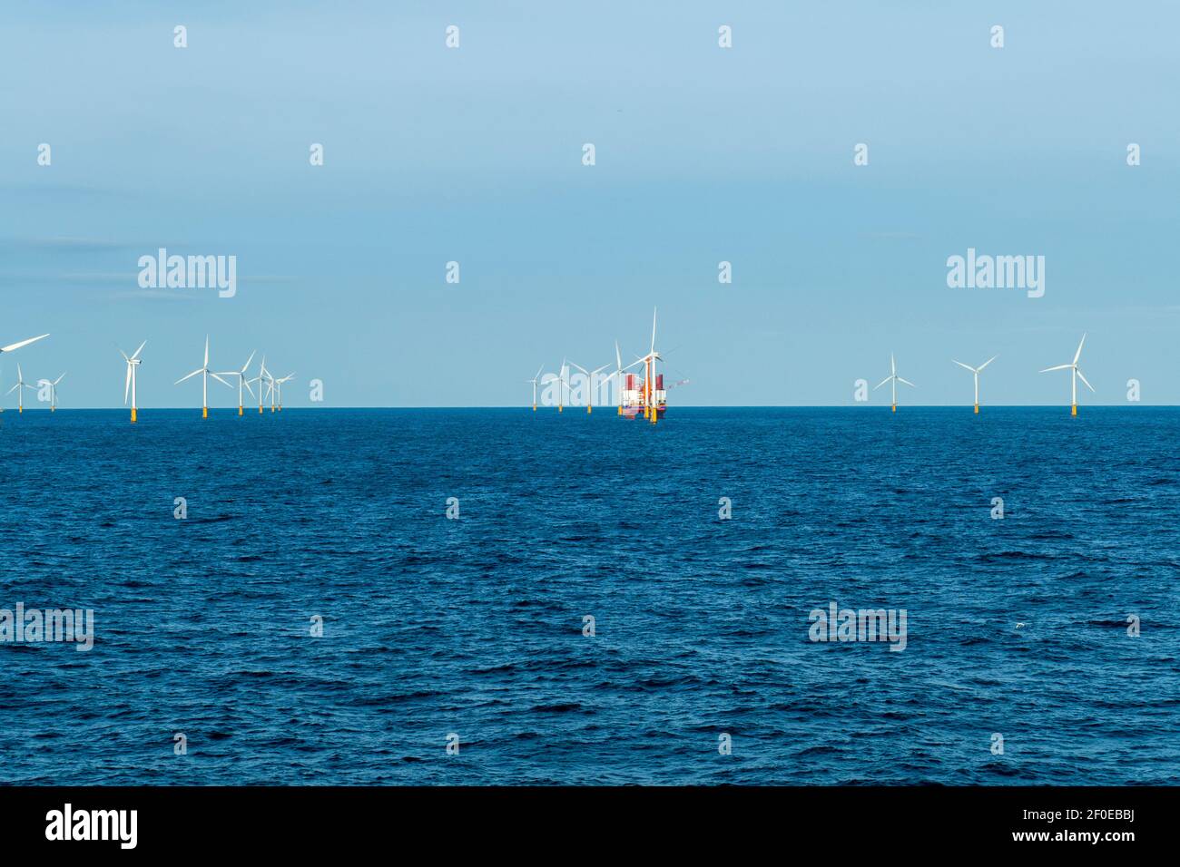 Offshore Windpark mit Windrädern in der Nordsee, Atlantik Stock Photo