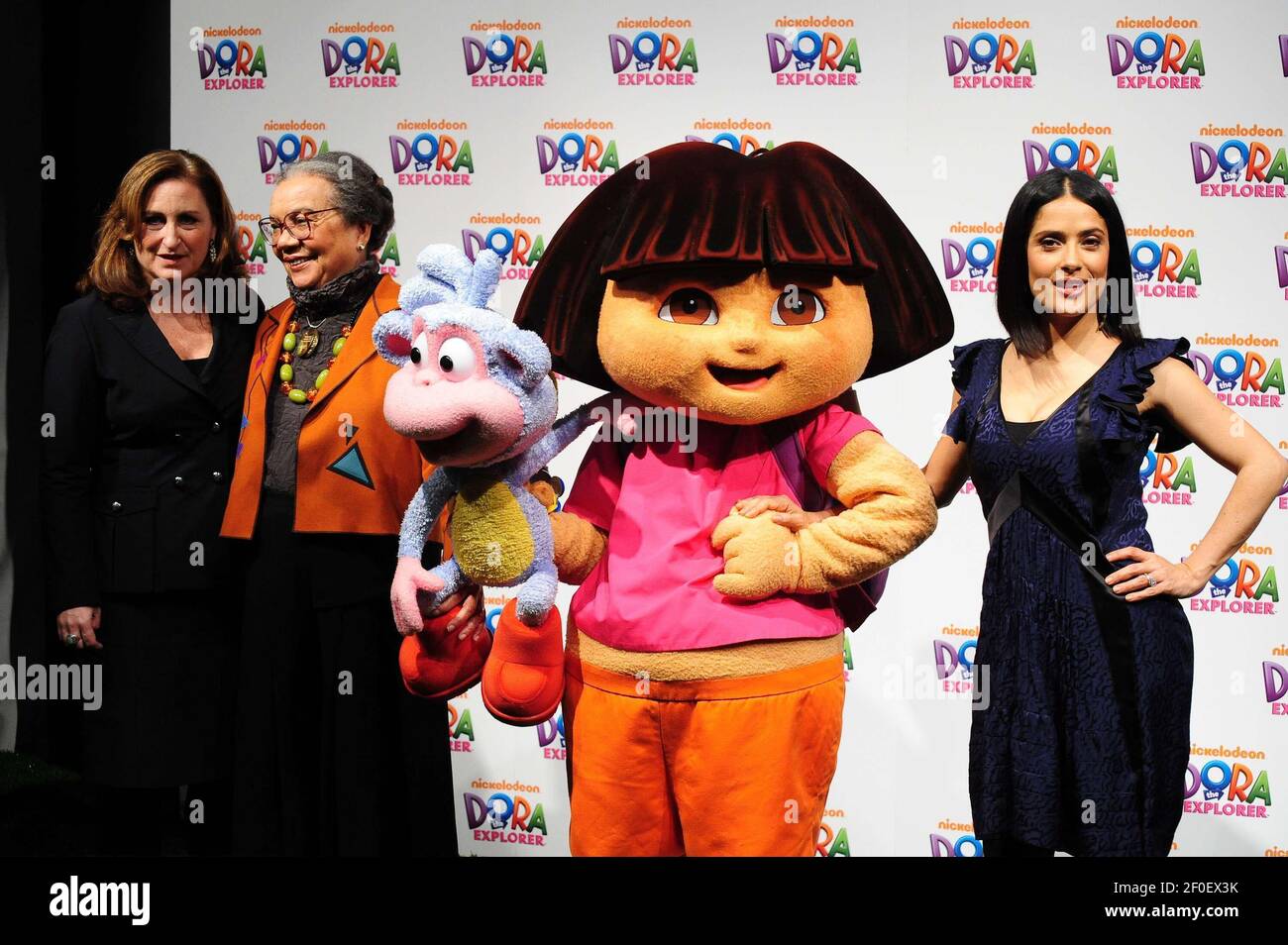 Dora the explorer backpack hires stock photography and images Alamy(02)