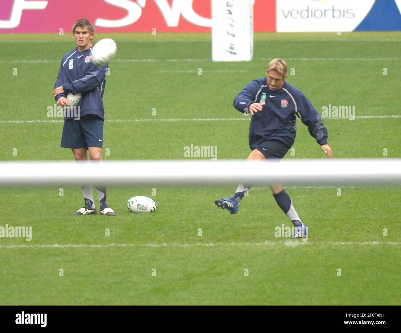 ENGLAND TRAINING FOR THE WORLD CUP FINAL IN THE STADE DE FRANCE. 19/10/2007. TOBY FLOOD AND JONNY WILKINSON.PICTURE DAVID ASHDOWN Stock Photo