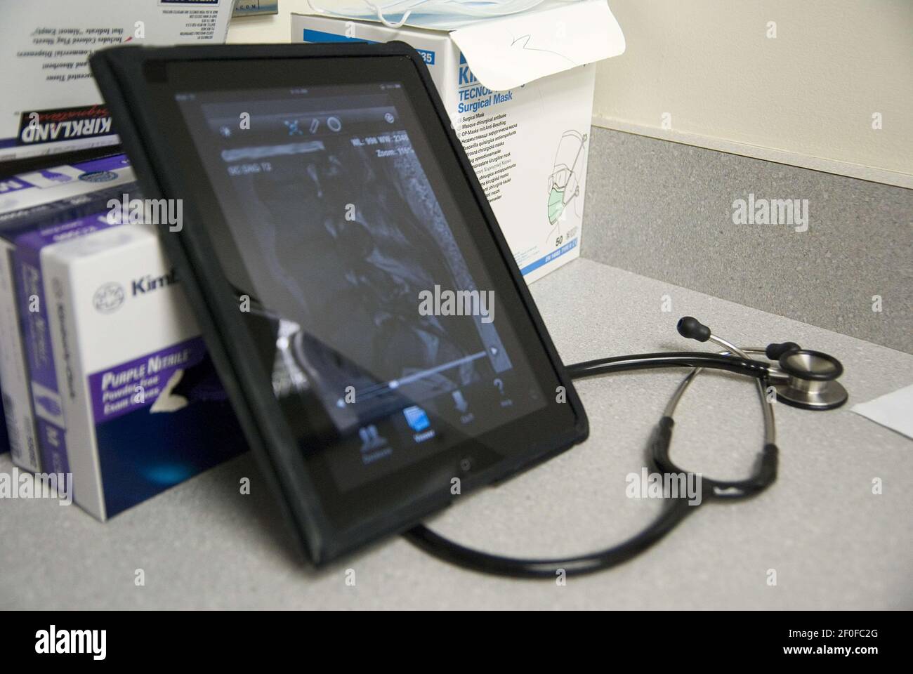 30 April 2010 - San Francisco, California - Spinal Surgeon, Dr. Claudio  Palma, uses an iPad in his medical practice to aid him in surgery. Photo  Credit: Marcy Mendelson/Sipa Press/ipadsurgeonsipa.011/1005010043 Stock  Photo - Alamy