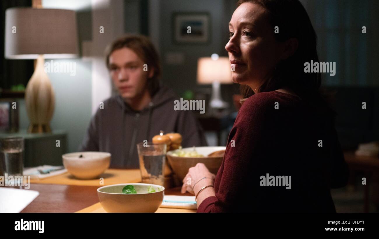 MOLLY PARKER and CHARLIE PLUMMER in WORDS ON BATHROOM WALLS (2020), directed by THOR FREUDENTHAL. Credit: LD ENTERTAINMENT / Album Stock Photo