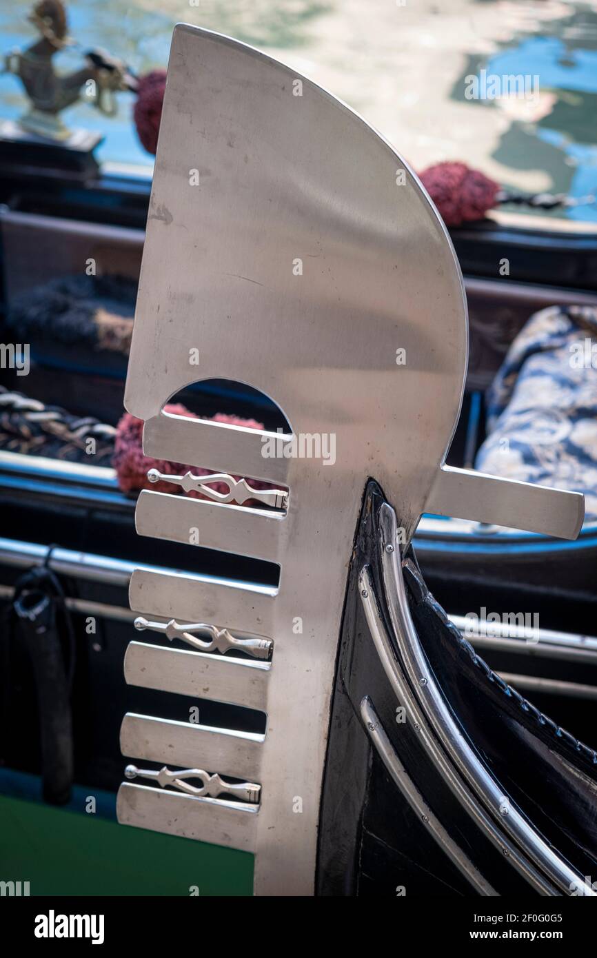Fero on prow traditional gondola hi-res stock photography and images ...