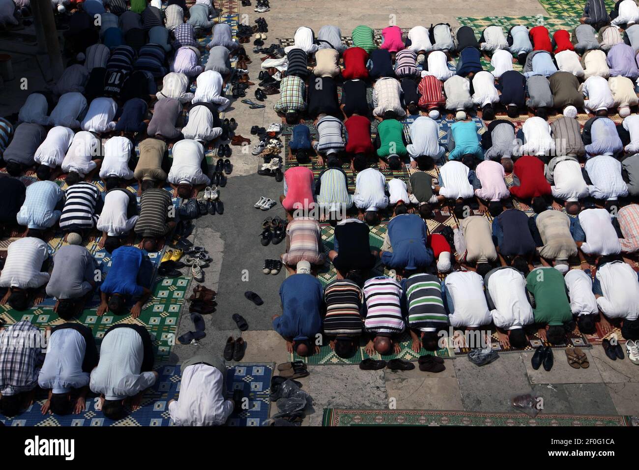 20 August 2010 Istanbul, Turkey Muslim worshipers are seen to pray