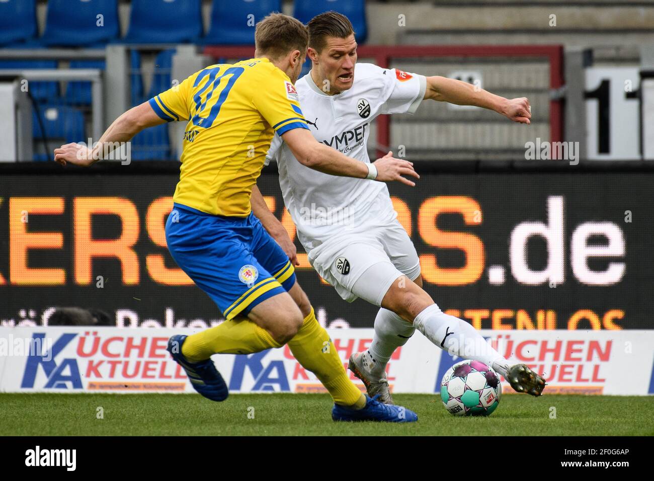 Brunswick, Germany. 07th Mar, 2021. Football: 2. Bundesliga, Eintracht Braunschweig - SV Sandhausen, Matchday 24 at Eintracht-Stadion. Braunschweig defender Brian Behrendt (l) plays against Sandhausen striker Kevin Behrens. Credit: Swen Pförtner/dpa - IMPORTANT NOTE: In accordance with the regulations of the DFL Deutsche Fußball Liga and/or the DFB Deutscher Fußball-Bund, it is prohibited to use or have used photographs taken in the stadium and/or of the match in the form of sequence pictures and/or video-like photo series./dpa/Alamy Live News Stock Photo