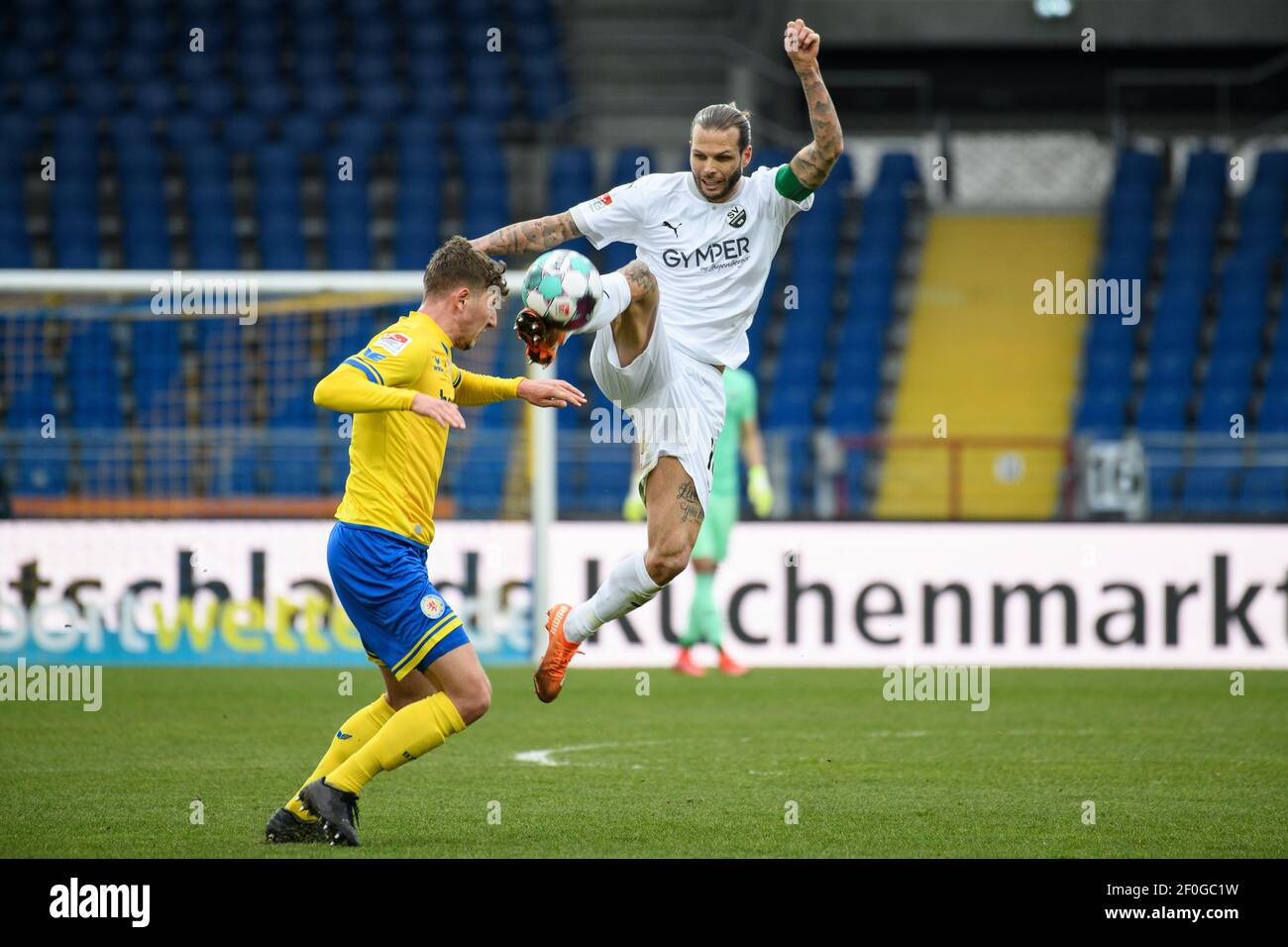 Brunswick, Germany. 07th Mar, 2021. Football: 2. Bundesliga, Eintracht Braunschweig - SV Sandhausen, Matchday 24 at Eintracht-Stadion. Sandhausen's defender Dennis Diekmeier (r) plays against Braunschweig's defender Nico Klaß. Credit: Swen Pförtner/dpa - IMPORTANT NOTE: In accordance with the regulations of the DFL Deutsche Fußball Liga and/or the DFB Deutscher Fußball-Bund, it is prohibited to use or have used photographs taken in the stadium and/or of the match in the form of sequence pictures and/or video-like photo series./dpa/Alamy Live News Stock Photo