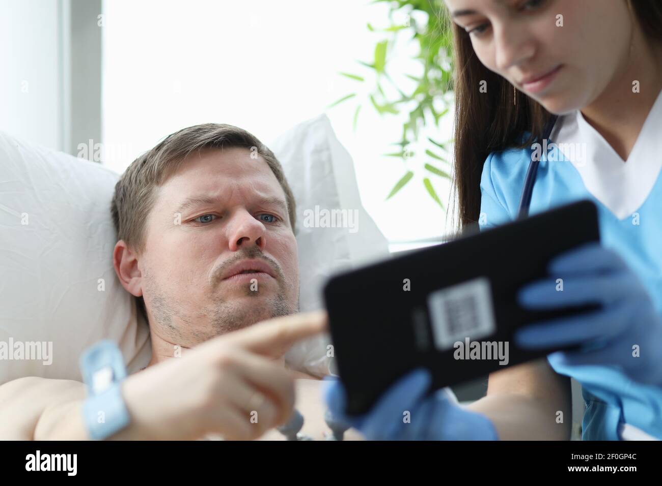 Doctor female patient hospital cardiac hi-res stock photography and ...