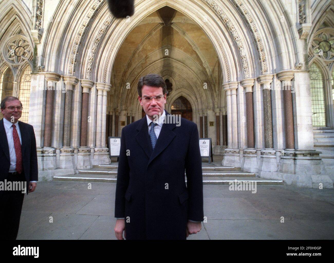 MARK WOOD CHIEF EXECUTIVE OF AXA, DEC 2000OUTSIDE THE HIGH COURT Stock Photo