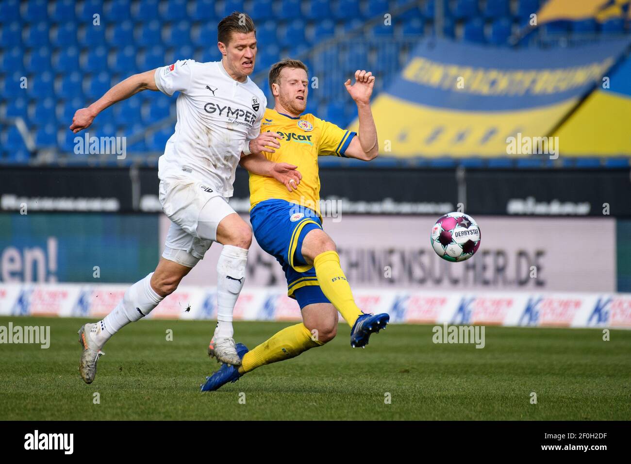 Brunswick, Germany. 07th Mar, 2021. Football: 2. Bundesliga, Eintracht Braunschweig - SV Sandhausen, Matchday 24 at Eintracht-Stadion. Sandhausen's striker Kevin Behrens (l) plays against Braunschweig's defender Brian Behrendt. Credit: Swen Pförtner/dpa - IMPORTANT NOTE: In accordance with the regulations of the DFL Deutsche Fußball Liga and/or the DFB Deutscher Fußball-Bund, it is prohibited to use or have used photographs taken in the stadium and/or of the match in the form of sequence pictures and/or video-like photo series./dpa/Alamy Live News Stock Photo