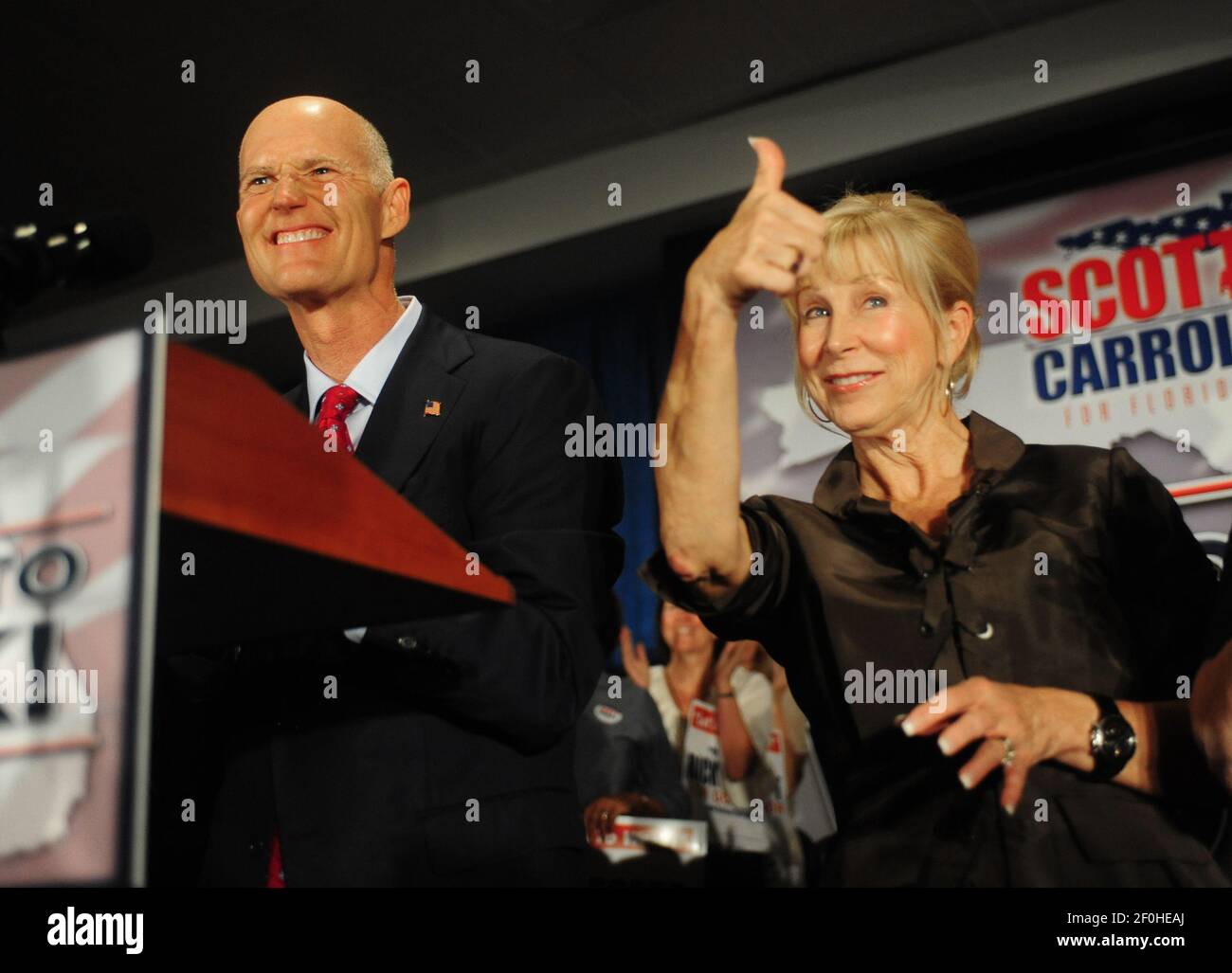 Florida GOP Gov.-elect Rick Scott, left, recognizes a face in the crowd ...