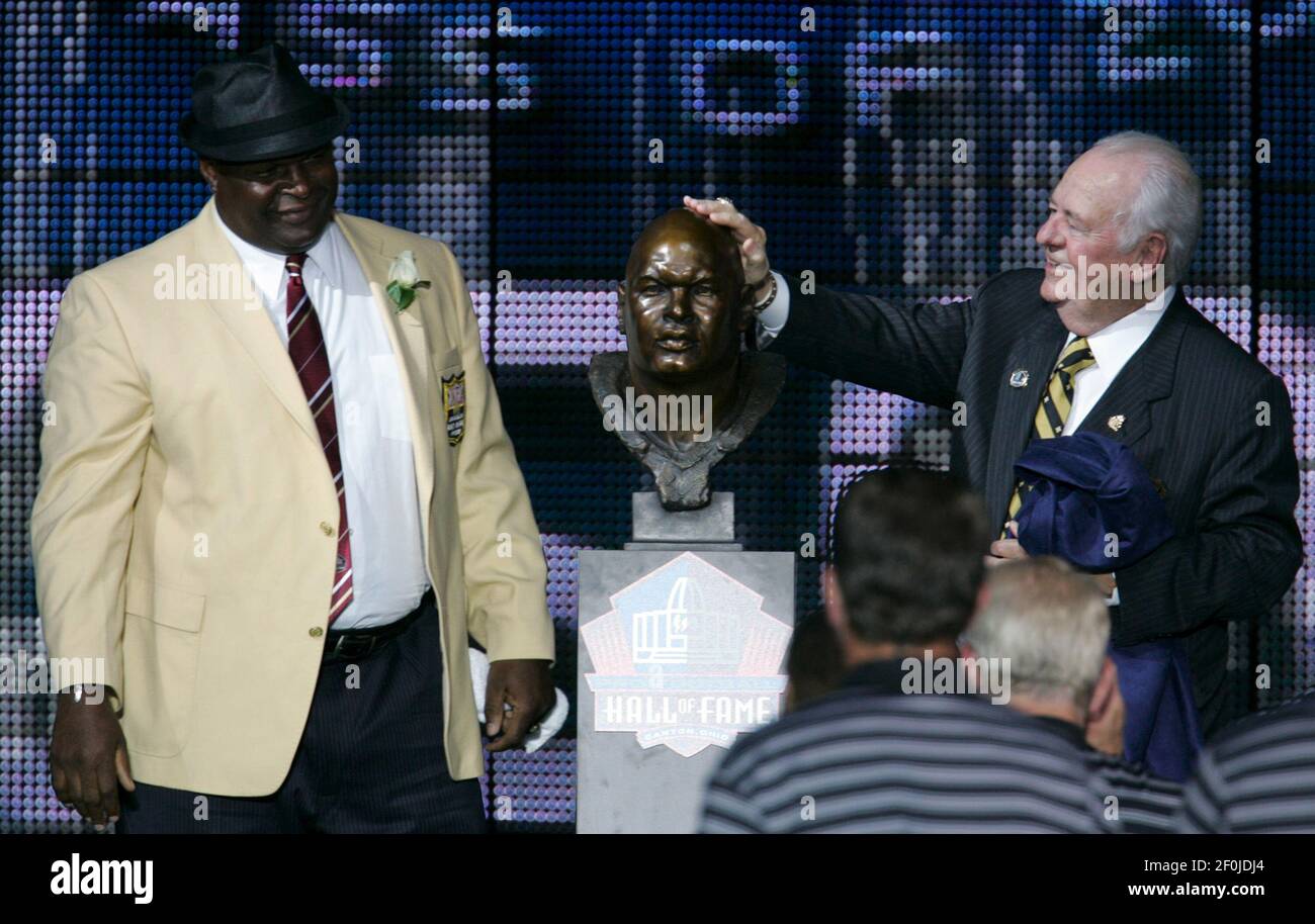 Former New Orleans Saints linebacker Rickey Jackson,left, watches as