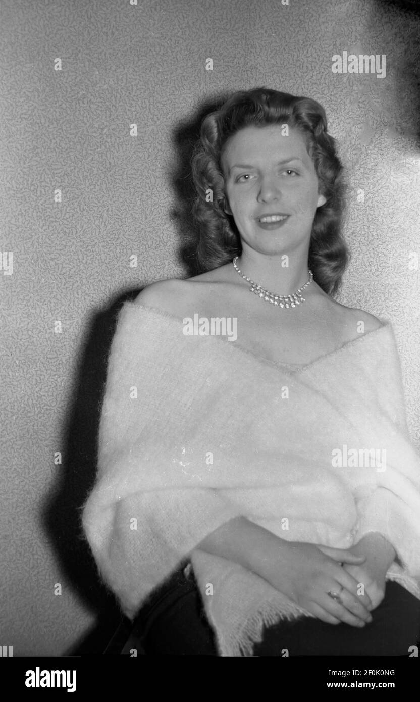 1950s, historical, ready for a night out, a lady wearing an off the shoulder top, a shawl, possibly made of mohair and a necklace, England, UK. Indian in origin, shawls are used as a piece of clothing to complement a costume - fashion- and for warmth if a woman is wearing an evening dress and for which a jacket woud be inappropriate. Stock Photo