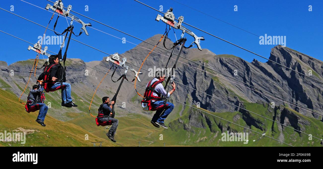 James-Bond-Gefühle: Flyer-Action auf der First bei Grindelwald | James Bond action: Flyer Feeling in the swiss alps near Grindelwald Stock Photo