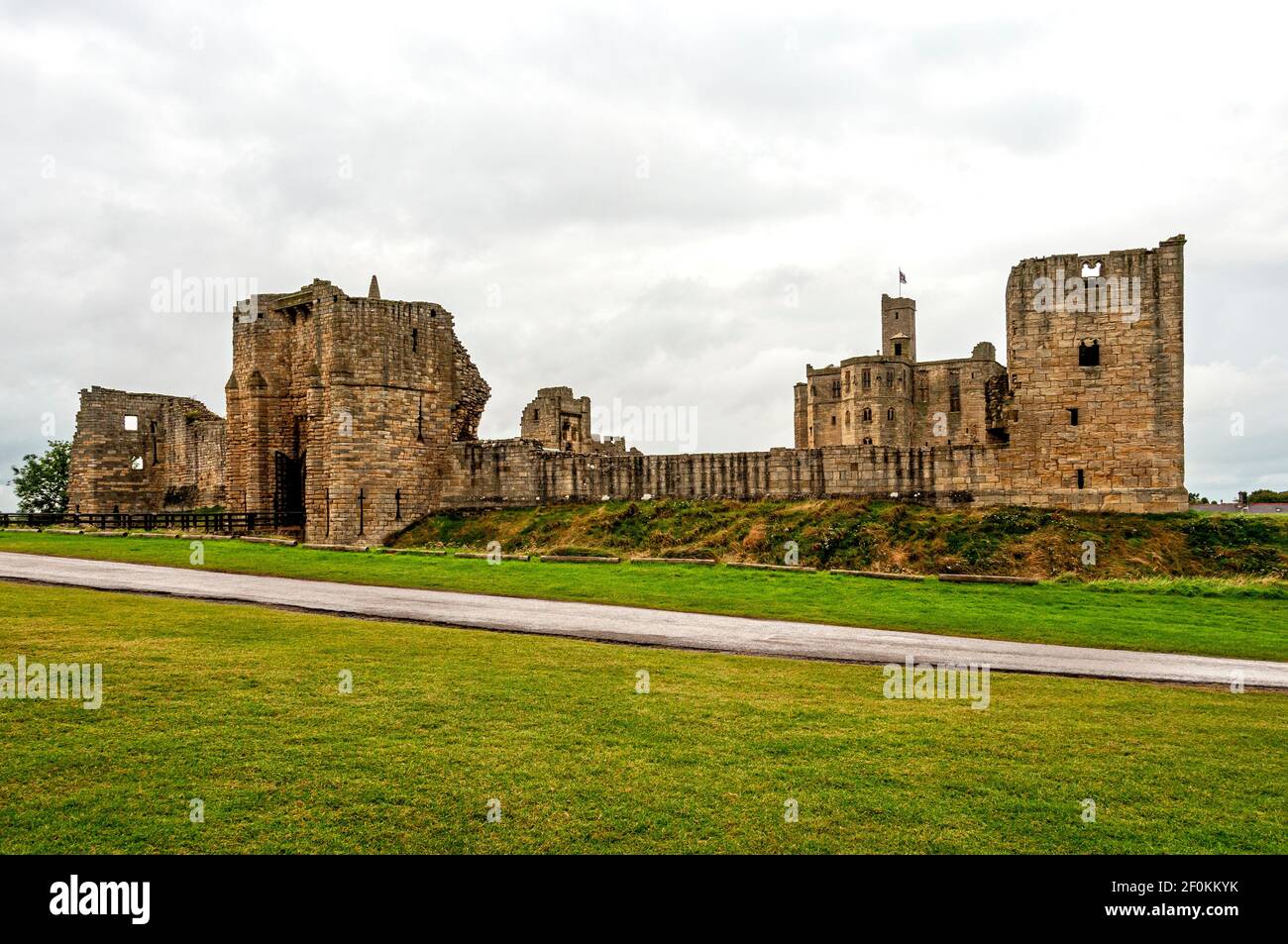 The 14th century Great Gate in the centre of the south curtain wall of Warkworth Castle with Carrickfergus Tower to the west and Montagu to  the east Stock Photo